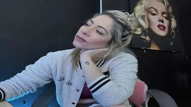 Snapshot of viktoria_davis_ chatting on February 18, 11:56 pm viktoria davis online show from February 18, 11:56 pm