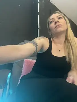 Snapshot of viktoria_davis_ chatting on February 20, 12:40 am viktoria davis online show from February 20, 12:40 am