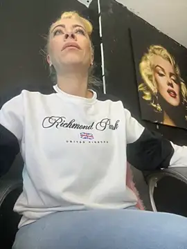 viktoria davis  online show from October 1, 11:30 pm