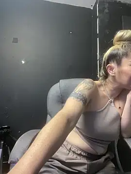 viktoria davis  online show from April 21, 11:44 pm