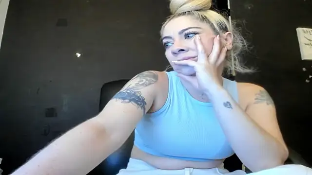 Snapshot of viktoria_davis_ chatting on July 8, 12:03 am viktoria davis online show from July 8, 12:03 am