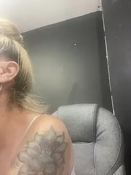 viktoria davis  online show from March 13, 11:05 pm