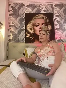 Snapshot of viktoria_davis_ chatting on July 9, 1:06 am viktoria davis online show from July 9, 1:06 am