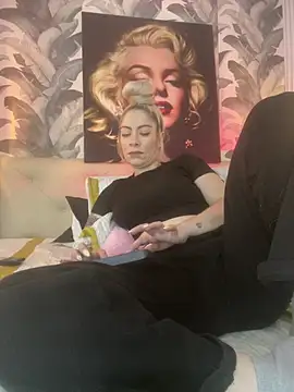 Snapshot of viktoria_davis_ chatting on July 13, 11:37 pm viktoria davis online show from July 13, 11:37 pm