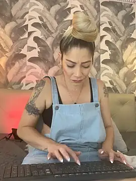 viktoria davis  online show from April 21, 1:42 am