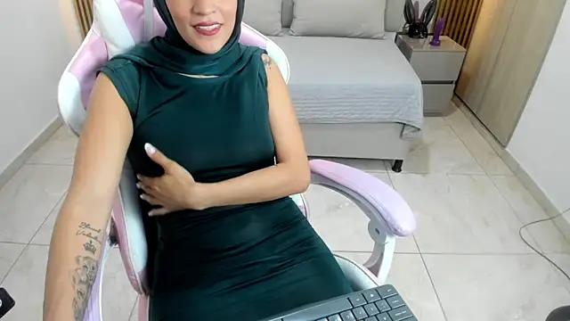 Snapshot of Zulema_hamdi chatting on March 1, 2:34 pm Zulema hamdi online show from March 1, 2:34 pm
