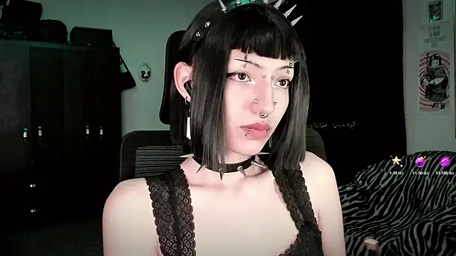 Snapshot of roxy_toxic chatting on February 13, 12:32 am roxy toxic online show from February 13, 12:32 am