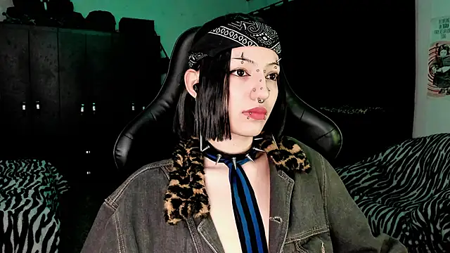 Snapshot of roxy_toxic chatting on December 19, 2:04 am roxy toxic online show from December 19, 2:04 am