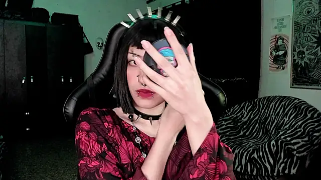 Snapshot of roxy_toxic chatting on February 5, 12:28 am roxy toxic online show from February 5, 12:28 am