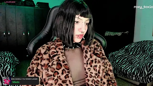 Snapshot of roxy_toxic chatting on October 21, 1:27 am roxy toxic online show from October 21, 1:27 am