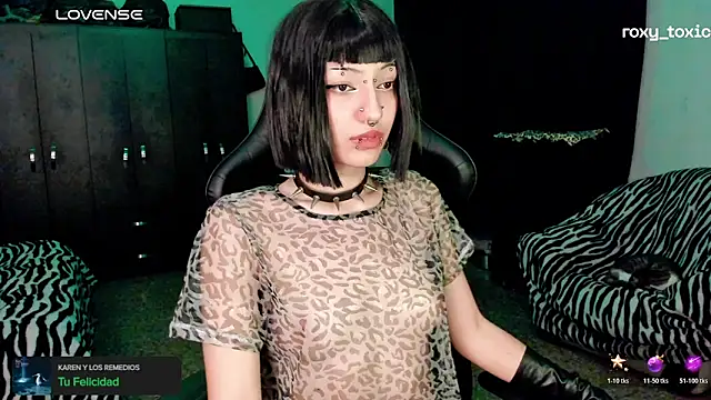 Snapshot of roxy_toxic chatting on November 5, 1:31 am roxy toxic online show from November 5, 1:31 am