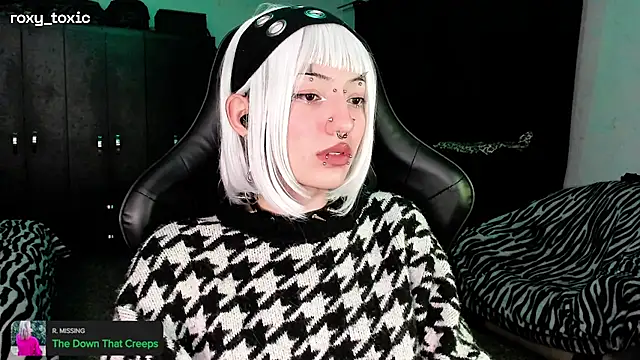 Snapshot of roxy_toxic chatting on November 19, 2:00 am roxy toxic online show from November 19, 2:00 am