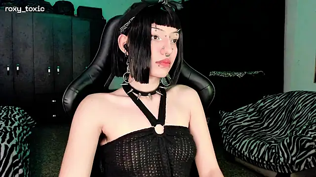 Snapshot of roxy_toxic chatting on November 18, 12:37 am roxy toxic online show from November 18, 12:37 am