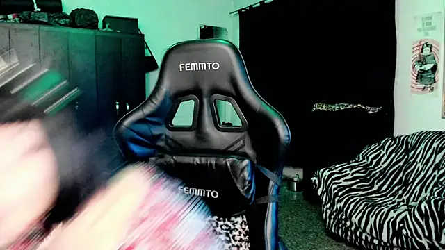 Snapshot of roxy_toxic chatting on January 14, 12:47 am roxy toxic online show from January 14, 12:47 am