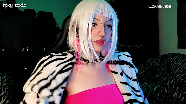 Snapshot of roxy_toxic chatting on November 7, 2:16 am roxy toxic online show from November 7, 2:16 am