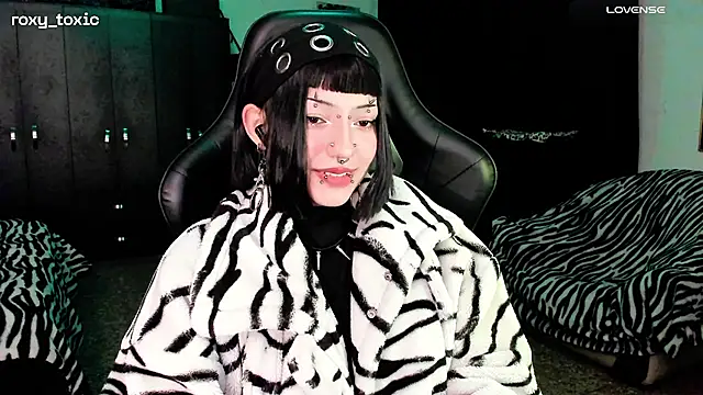 Snapshot of roxy_toxic chatting on November 13, 12:47 am roxy toxic online show from November 13, 12:47 am