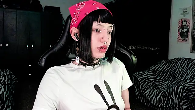 Snapshot of roxy_toxic chatting on January 16, 12:25 am roxy toxic online show from January 16, 12:25 am