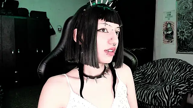 Snapshot of roxy_toxic chatting on February 4, 1:00 am roxy toxic online show from February 4, 1:00 am