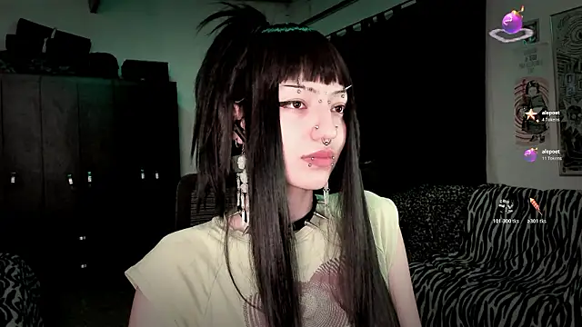 Snapshot of roxy_toxic chatting on February 26, 12:21 am roxy toxic online show from February 26, 12:21 am