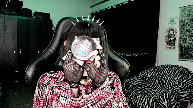 Snapshot of roxy_toxic chatting on February 3, 1:16 am roxy toxic online show from February 3, 1:16 am