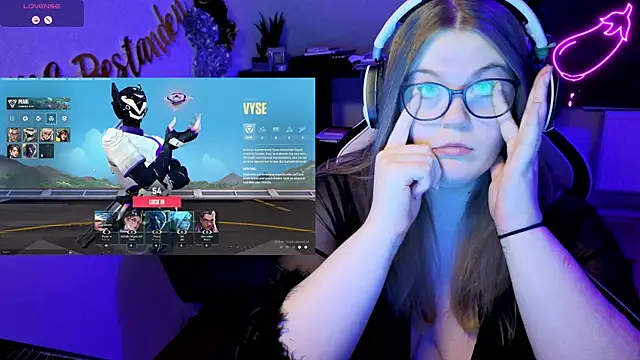 Snapshot of EveBaker04 chatting on October 21, 3:44 pm EveBaker04 online show from October 21, 3:44 pm