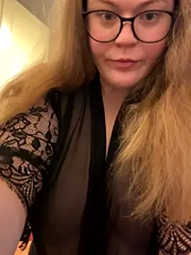 Snapshot of EveBaker04 chatting on November 4, 4:11 pm EveBaker04 online show from November 4, 4:11 pm