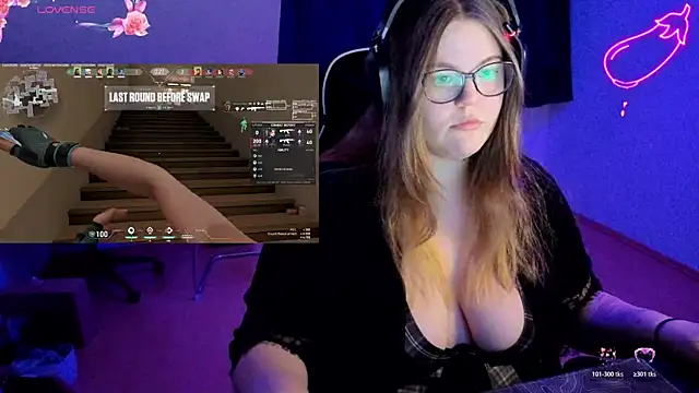 Snapshot of EveBaker04 chatting on December 18, 8:12 pm EveBaker04 online show from December 18, 8:12 pm