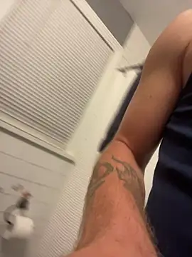 Snapshot of biggzee6 chatting on January 8, 5:24 am biggzee6 online show from January 8, 5:24 am