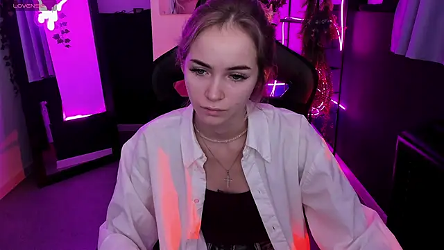 DakotaaJohnnson online show from November 4, 8:29 am