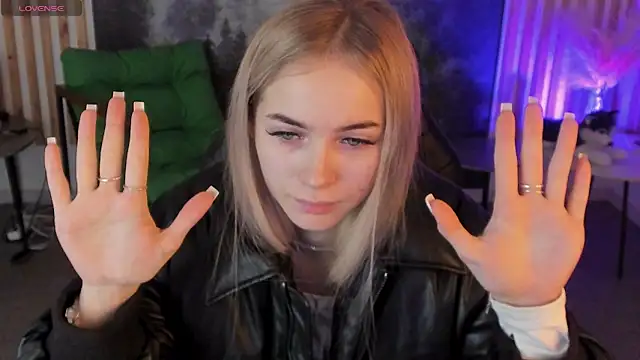 DakotaaJohnnson online show from November 6, 9:13 am