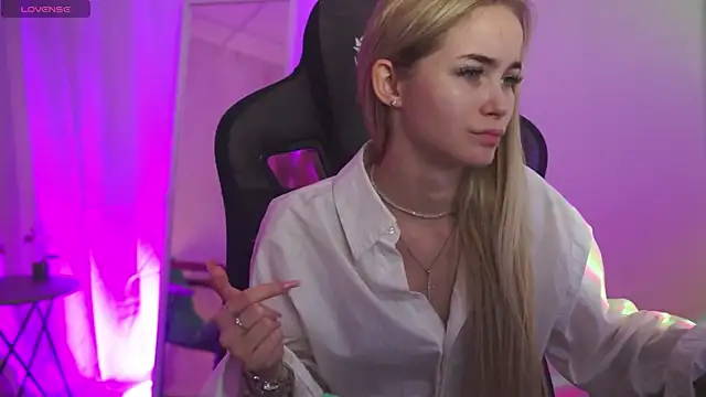 DakotaaJohnnson online show from October 28, 12:15 pm