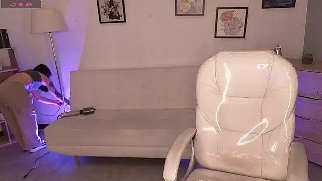 Nicole Foxx  online show from April 2, 5:30 pm