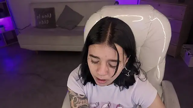 Nicole Foxx  online show from January 9, 7:10 pm