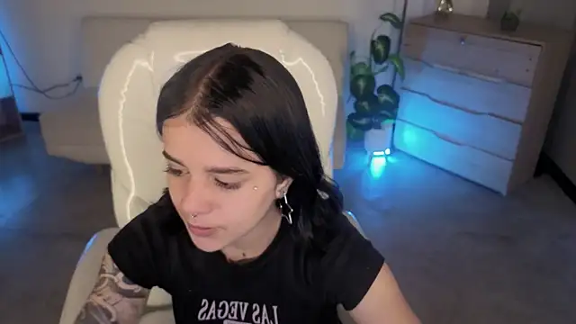 Nicole Foxx  online show from December 19, 7:38 pm