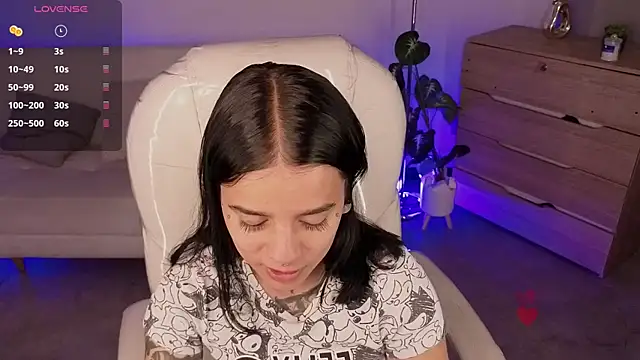 Nicole Foxx  online show from March 18, 8:10 pm