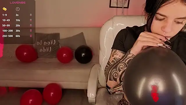 Nicole Foxx  online show from March 27, 8:10 pm