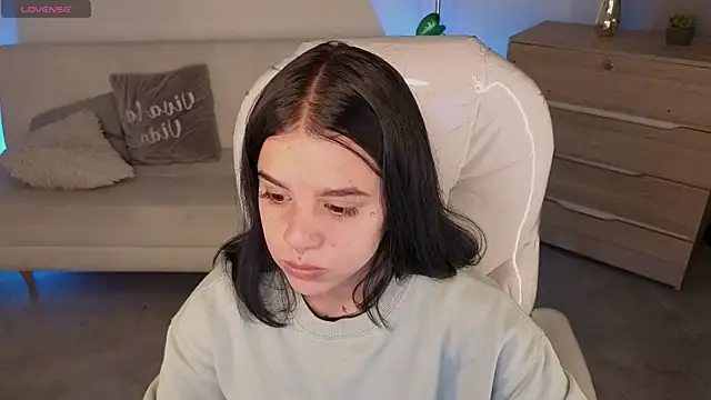 Nicole Foxx  online show from March 15, 6:15 pm