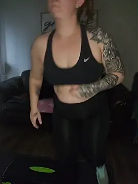 Snapshot of TattedMamaXOXO chatting on November 19, 6:30 pm TattedMamaXOXO online show from November 19, 6:30 pm