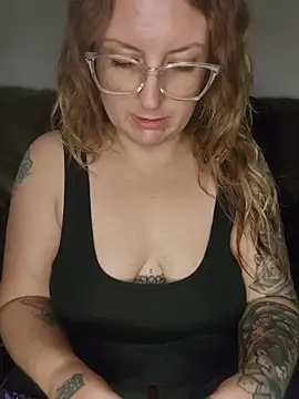 Snapshot of TattedMamaXOXO chatting on October 28, 4:17 pm TattedMamaXOXO online show from October 28, 4:17 pm