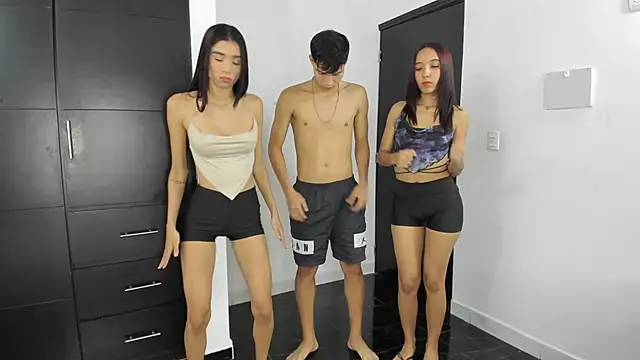 hotlittleones18 online show from March 6, 1:24 pm