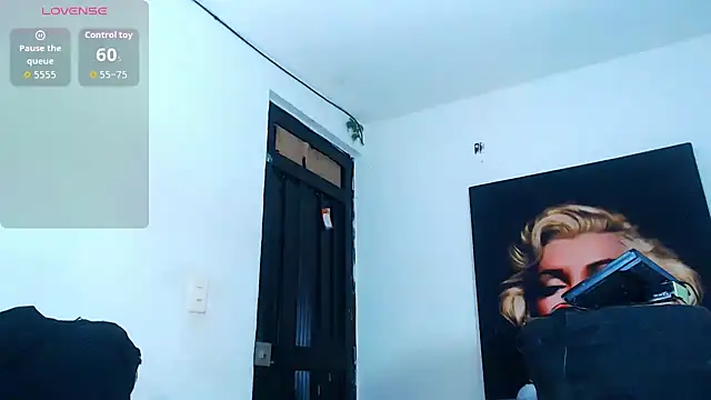 Snapshot of licy_blonde_hot chatting on November 22, 5:17 am licy blonde hot online show from November 22, 5:17 am