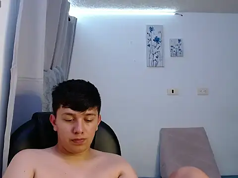 Snapshot of Alan_red chatting on December 17, 11:43 pm Alan red online show from December 17, 11:43 pm