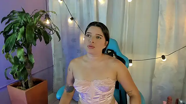 Snapshot of Lia_little18 chatting on June 12, 9:23 pm Lia little18 online show from June 12, 9:23 pm