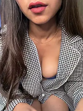 Sofia3393 online show from May 3, 7:17 pm