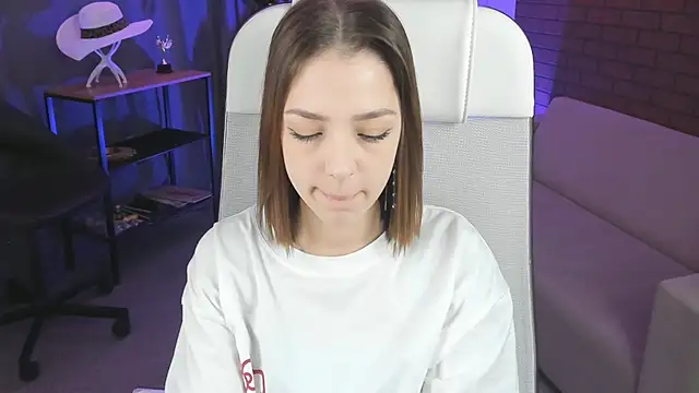 PamBeesly online show from January 10, 9:15 am