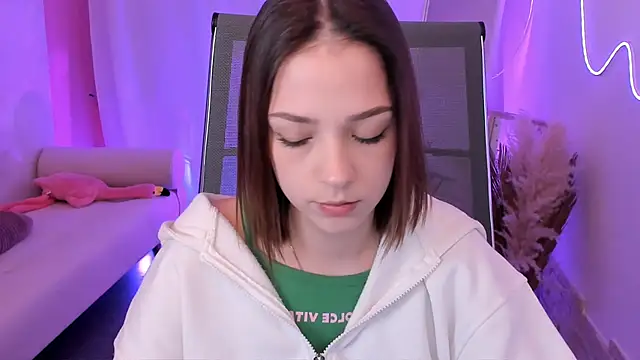 Snapshot of PamBeesly chatting on December 15, 8:53 am PamBeesly online show from December 15, 8:53 am