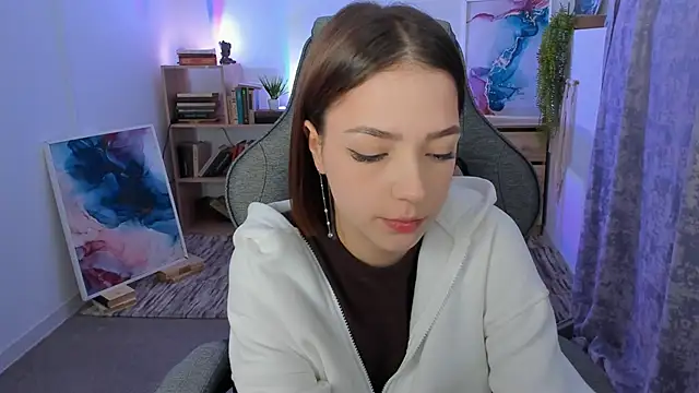 Snapshot of PamBeesly chatting on October 3, 8:27 am PamBeesly online show from October 3, 8:27 am