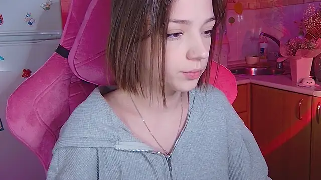 PamBeesly online show from April 8, 3:13 pm