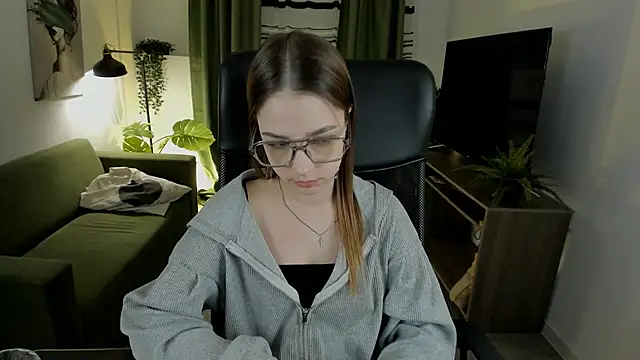 Snapshot of PamBeesly chatting on March 19, 11:28 am PamBeesly online show from March 19, 11:28 am