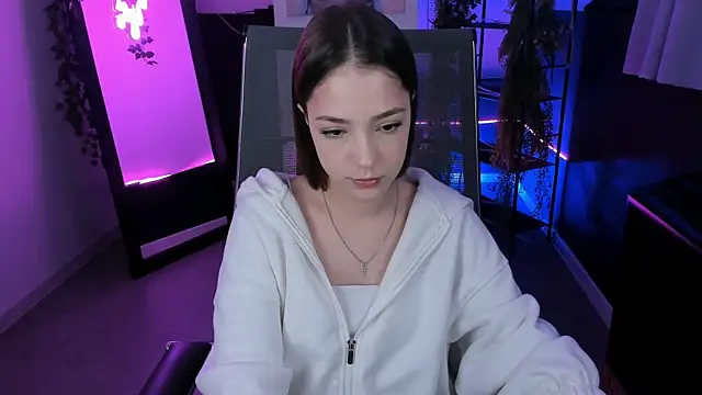 Snapshot of PamBeesly chatting on October 21, 6:35 am PamBeesly online show from October 21, 6:35 am